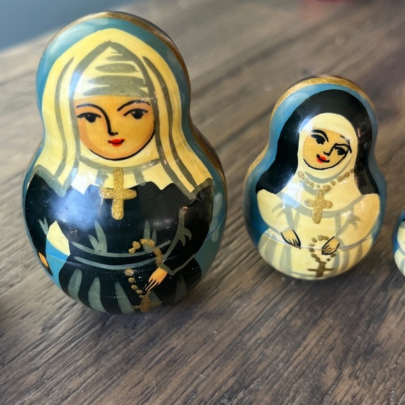 Matryoshka Russian Vintage Nun Set 1998 Signed-Set of 5 - Picture 4 of 16